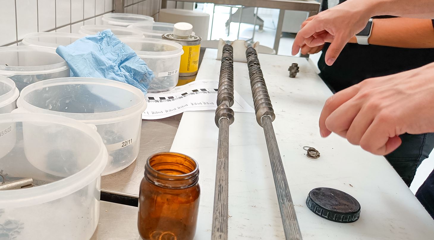 En snekke samles til f�devareekstruderen